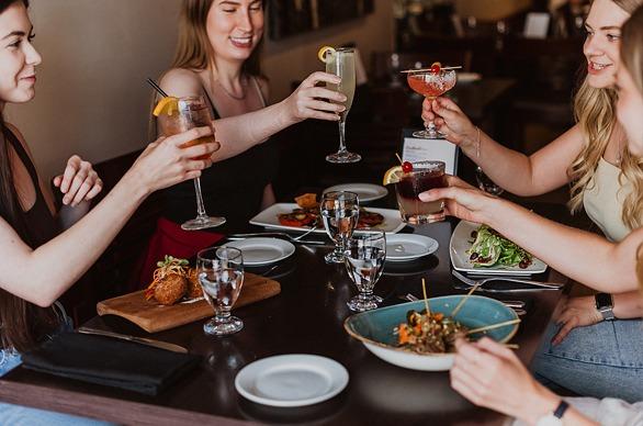 A group of friends dining at Garlic’s of London located in London, Ontario