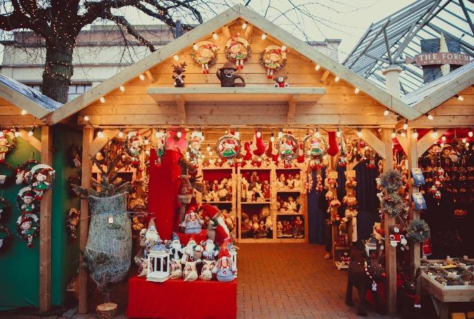 Festive market stall with Christmas decorations and lights, capturing the holiday spirit.