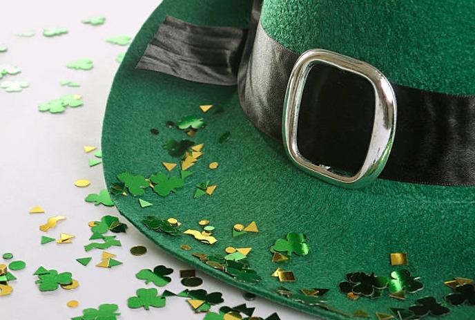 A green Irish hat with gold and green confetti around it.