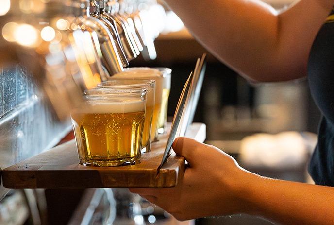 A beer glass with the letter B