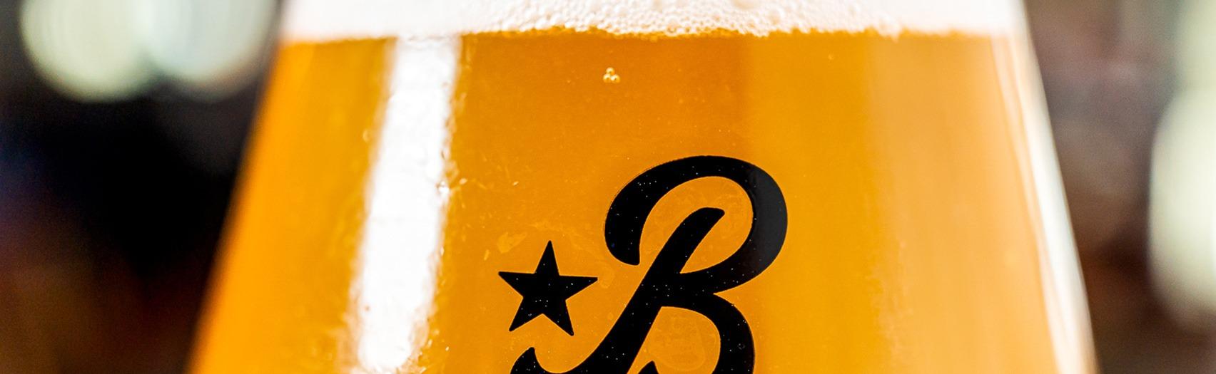 A beer glass with the letter B