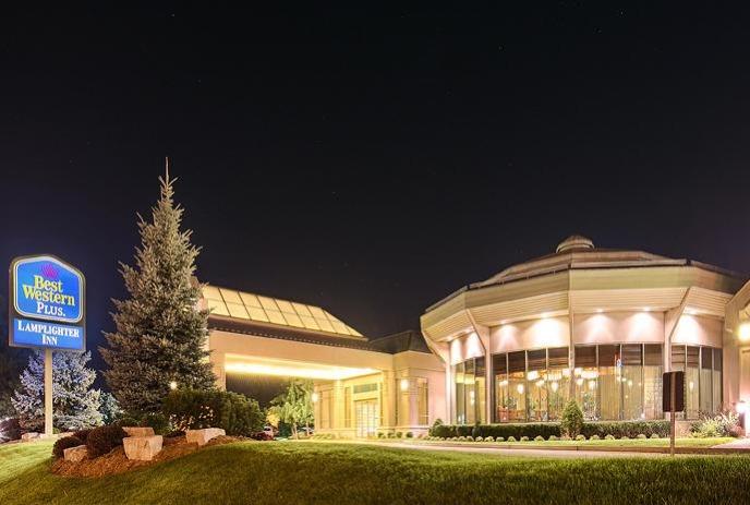 Best Western Plus Lamplighter Inn & Conference Centre at night from the outside.