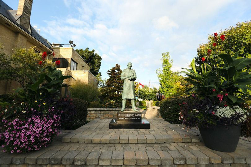 A photo of the statue at Banting House